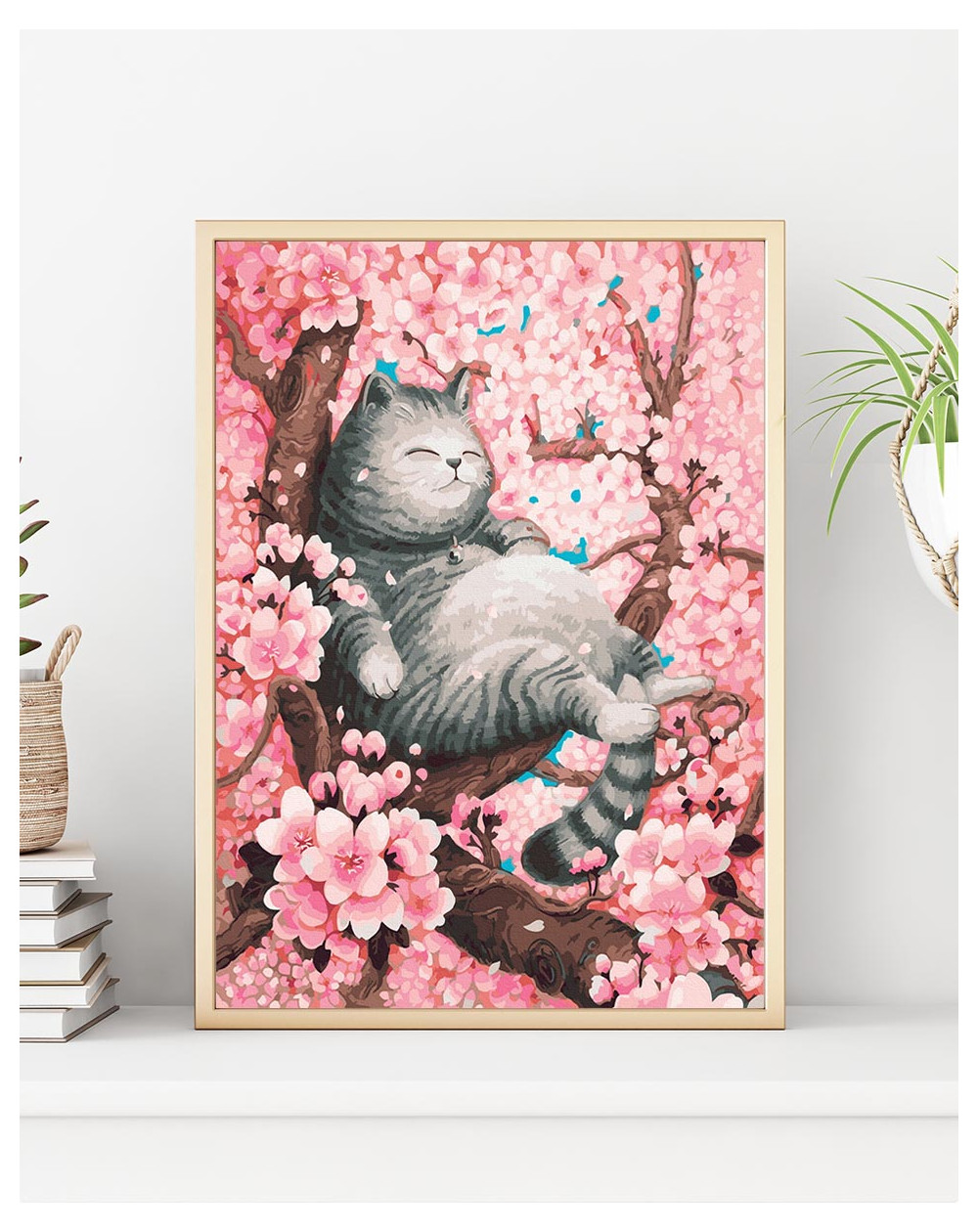 Szary pręgowany kot na sakura